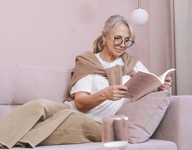 Starší žena si čte.