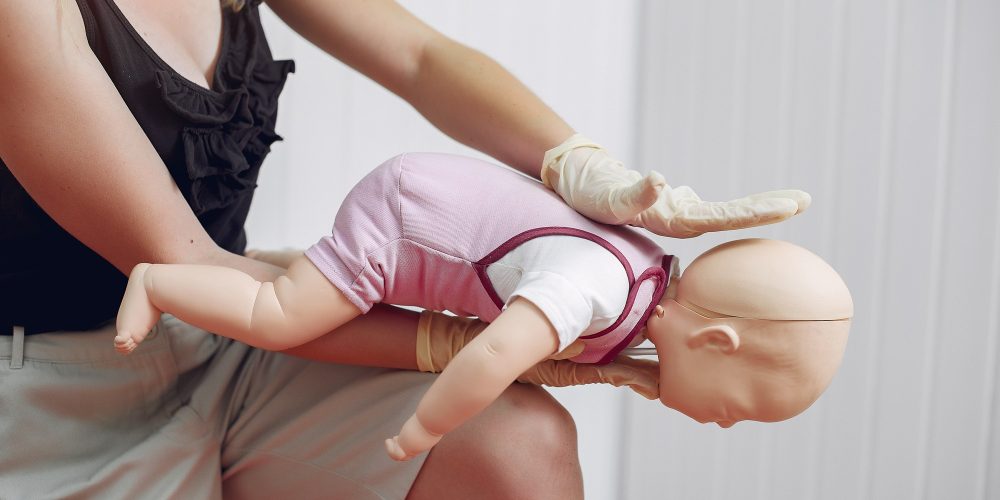 První pomoc při dušení kojence.