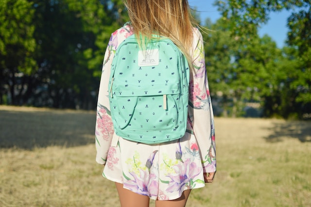 Dívka s batohem na zádech.