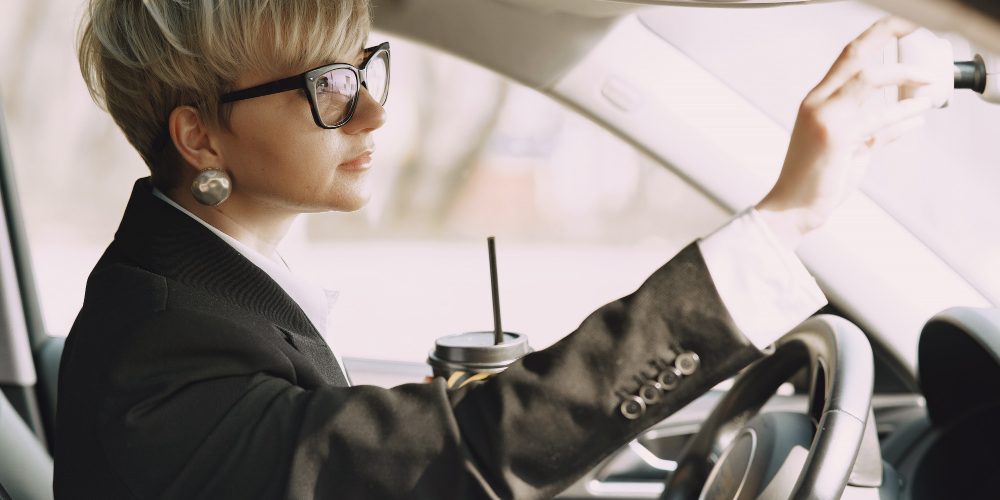 Žena s brýlemi při řízení.